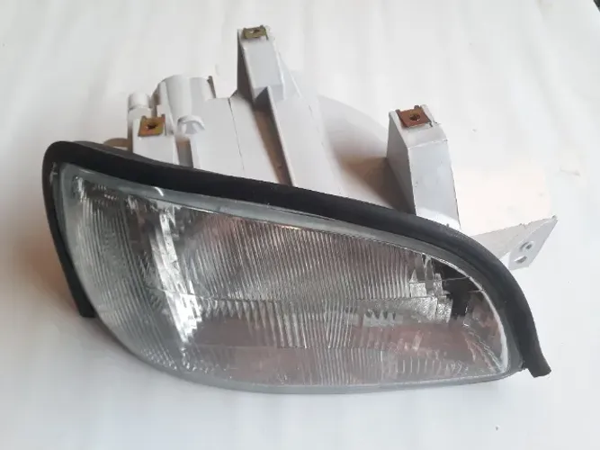 Renault Clio 1996 - argentino - Farol direito (novo).