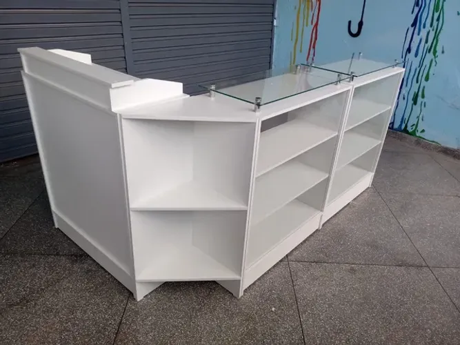 Balcão caixa c/ vitrine tampo de vidro MDF