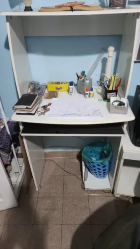 Escrivaninha branca e funcional de escritório - Perfeito Estado