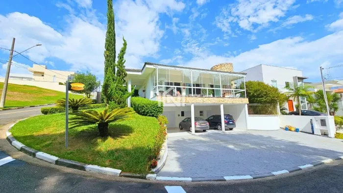 Casa à venda no condomínio Beverly Hills.