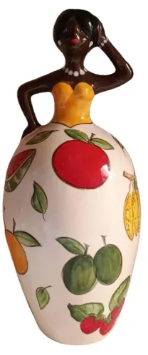 Belissima escultura policromada em cerâmica vitrificada assinada pelo artista *Descrição