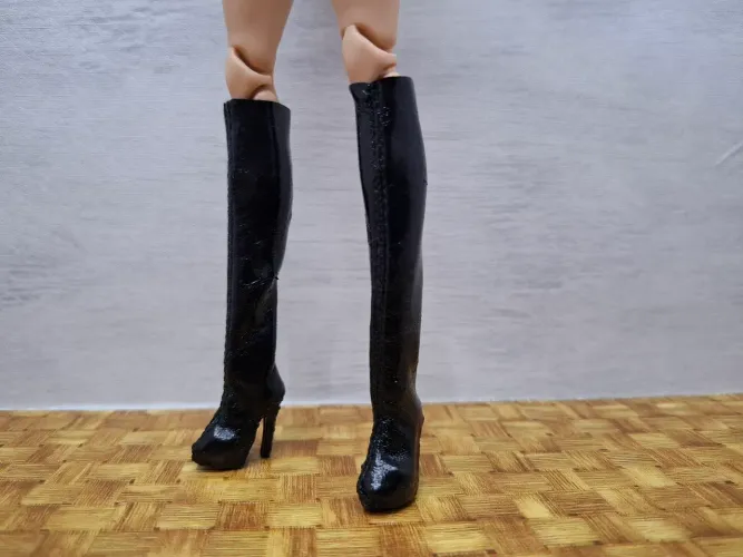 Bota para Barbie em couro sintético