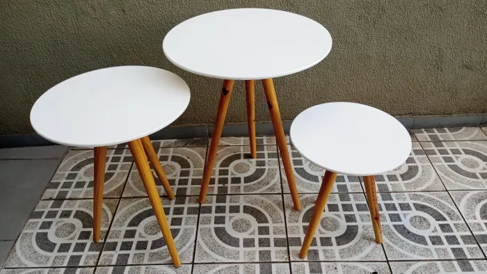 Trio de mesas com perna palito