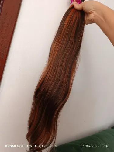 Aplique de cabelo castanho com mechas ruivas