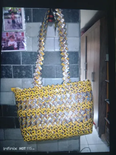 Bolsa artesanal feita com embalagens recicladas