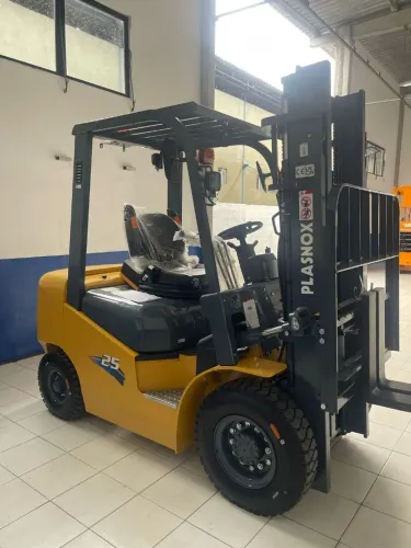 Empilhadeira 2,5 Toneladas - Novo