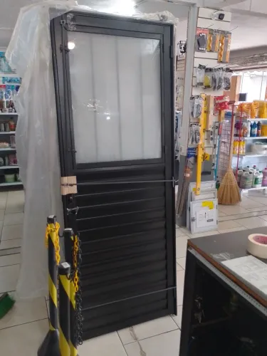 Porta alumínio preta com postigo 2.10x80