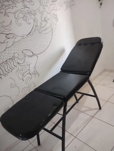 Maca reclinável para estética e tatuagem