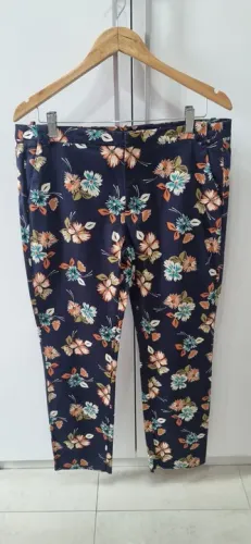 Calça feminina estampada azul marinho da Zara