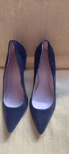 Sapatos Pretos de Salto Alto