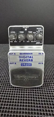 Pedal de Reverb Digital Behringer DR600 (aceito trocas)