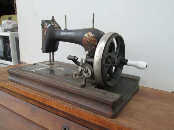 Máquina de Costura Titan Antigus