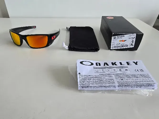 Óculos de sol polarizados Oakley Fuel Cell tamanho Standard armação black ink y lente Ruby
