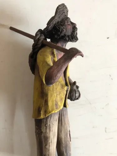 Escultura de homem com chapéu