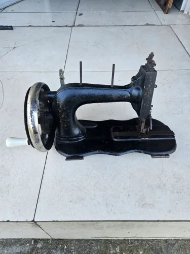 Máquina de Costura Antiga com Manivela