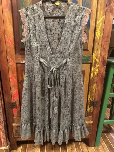 Vestido de renda cinza com detalhes em rosa