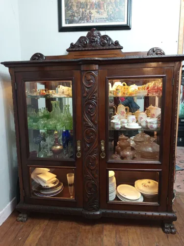 Para vender hoje!! Cristaleira em Madeira maciça, antiga com espelho.  
