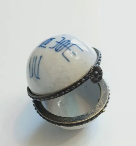 Caixinha de porcelana oriental com detalhes em metal