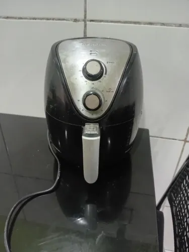 Fritadeira elétrica  sem óleo - usada. 