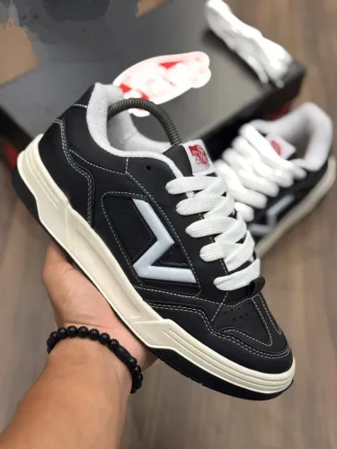 Tênis Vans Preto com Detalhes Brancos