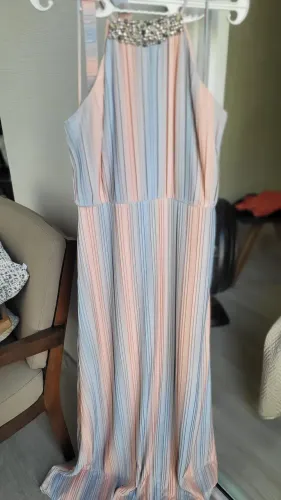 Vestido Longo Plissado com Detalhes