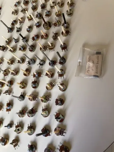 Potenciômetros Lote - 100 Potenciômetros + 34 peças - diversos - no estado