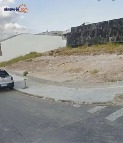 Terreno de 280 m², plano e de esquina.