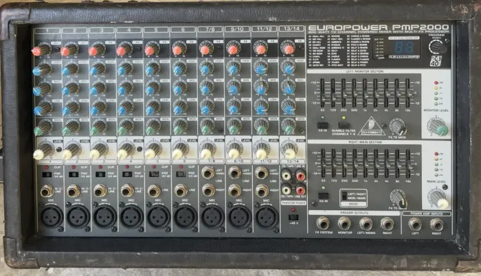 Mesa de Som Behringer EUROPOWER PMP2000