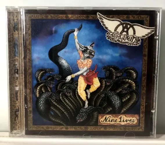 CD da banda Aerosmith com o título Nine Lives.