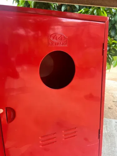 Armário de metal vermelho para ferramentas