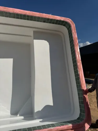 Piscina de fibra instalada com pastilha na borda 