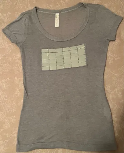 Camiseta cinza com detalhes metalizados - Tamanho P