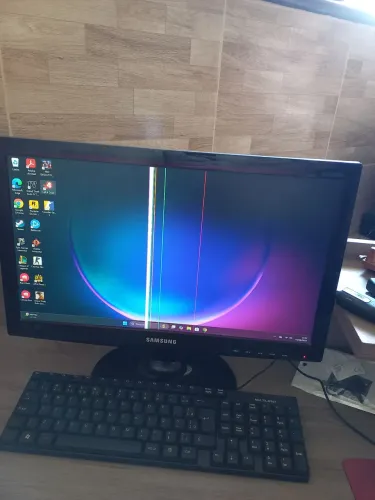 Monitor com defeito, teclado e caixa de som