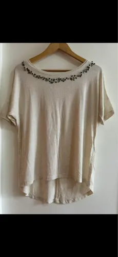 Blusinha feminina em malha nova com pedraria na gola, na cor bege, tamanho M 