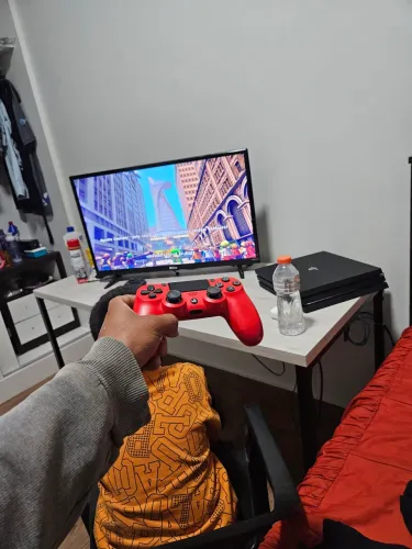 Ps4 pro 4K 1TB + 3 controle