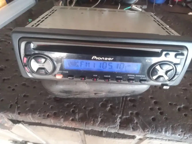 Rádio toca CD Pioneer 