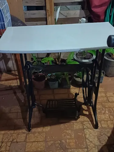 Aparador*SÓ CHAMAR SE FOR COMPRAR *de maquina ferro fundido raridade $250,00 não entrego 