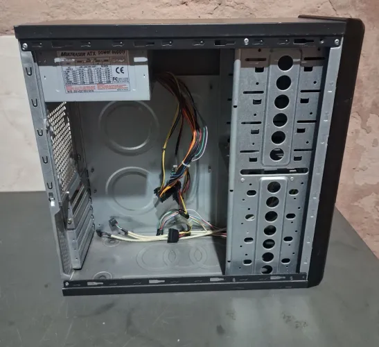 Gabinete com fonte multilaser 400w