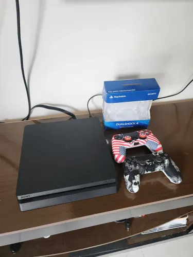 PS4 Slim de 1 tera conservado com 2 controles