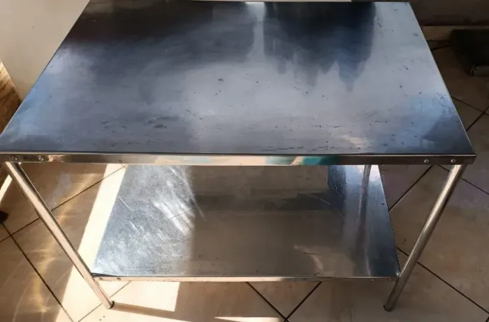Mesa de inox com 1 prateleira