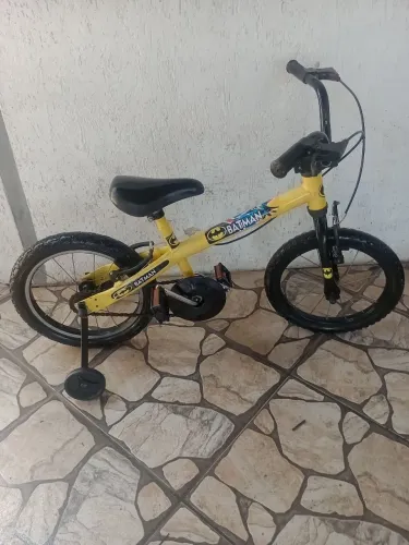 Bicicleta infantil aro 16 com personagem do Batman