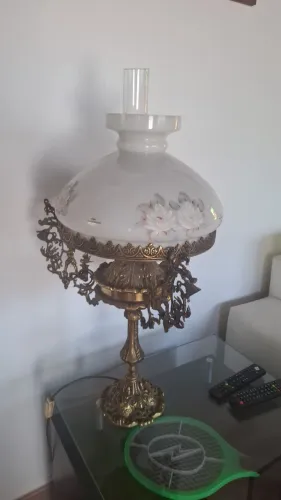 Abajur Antigo Grande em Bronze Trabalhado com Cúpula de Opalina Pintada