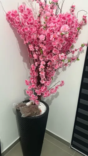 Vaso Decorativo Preto com Cerejeira Artificial Rosa ?