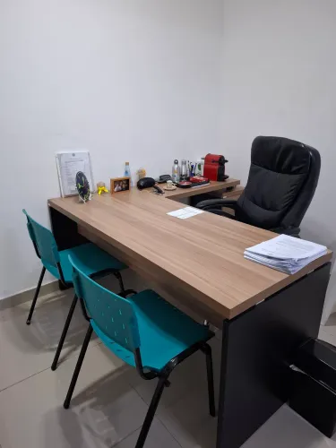 Mesa de escritório 1,50 x 1,50, marca Pandin com 3 gavetas