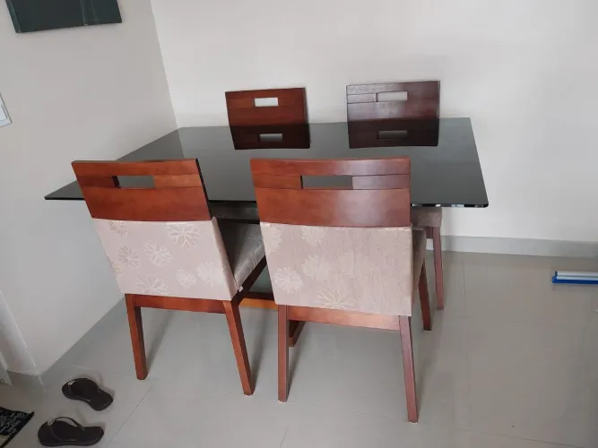 MESA COM 6 CADEIRAS URGENTE DESAPEGO