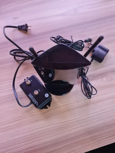 Antena de tv com amplificador de sinal.