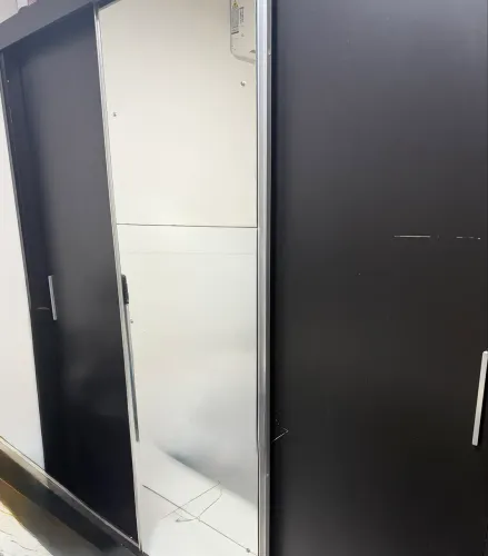 Guarda roupa com apenas 1 descascado do lado mais em excelente estado