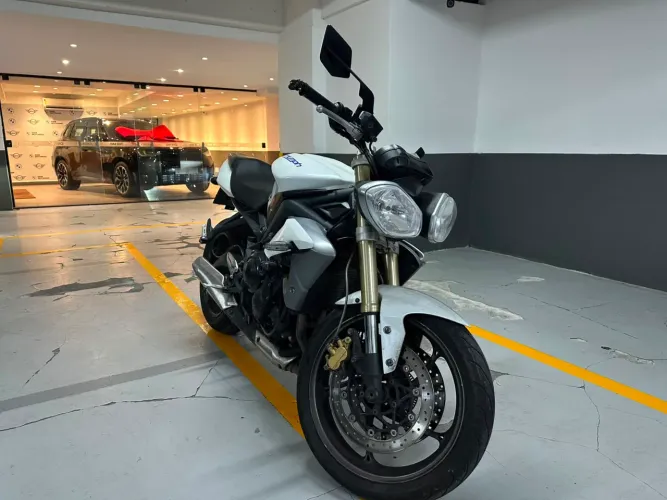 STREET TRIUMPH 675