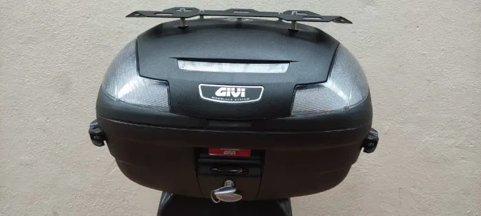 Baú Givi 47 Litros (Monoklock) + Grelha Superior Atacama