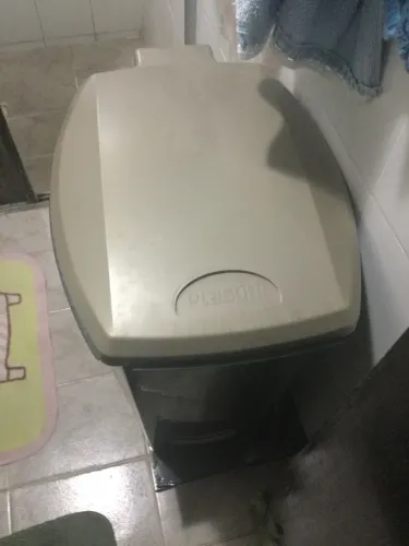 Um Balde de lixo grande e um cesto para roupa grande